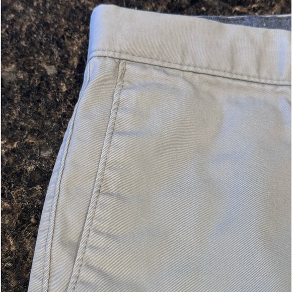 Banana Republic men’s khaki shorts. 32” waist. 9” length. Like new condition. - Picture 2 of 5